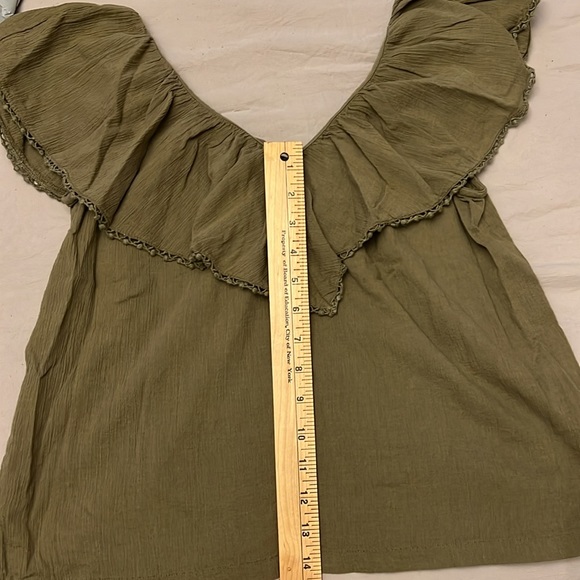 LOFT V neck ruffle Blouse 
Size XS
LOFT - Picture 8 of 9